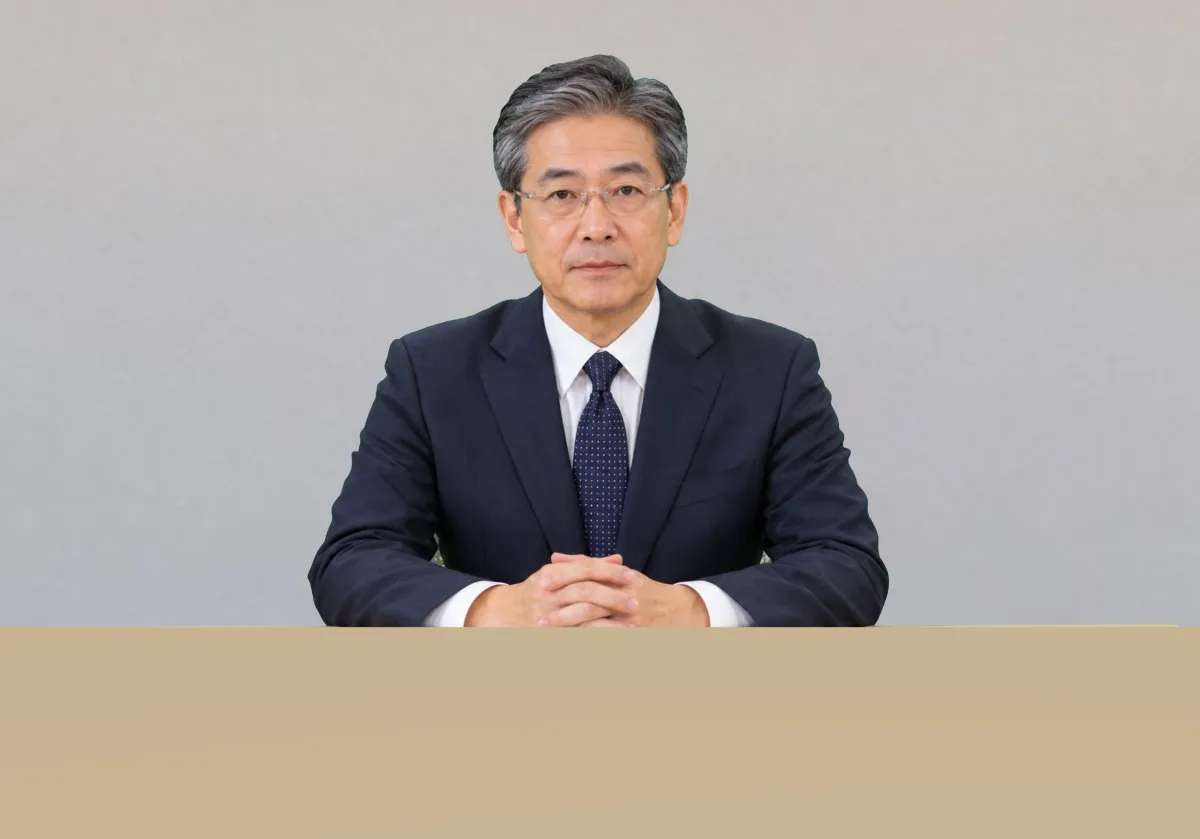 スーツを着た校長先生